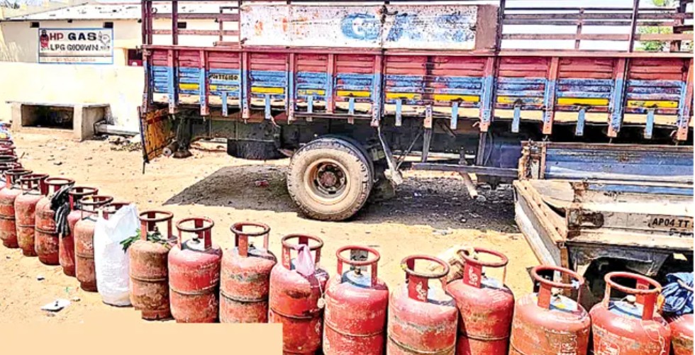 గ్యాస్ కోసం పులివెందుల ప్రజల పాట్లు..